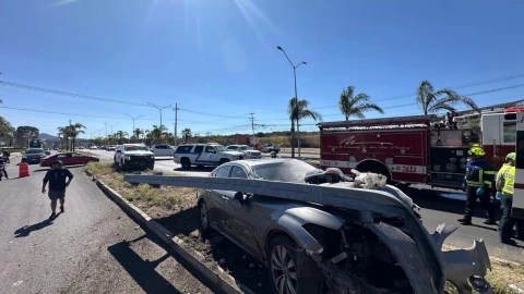 Choca contra señáletica en Juriquilla