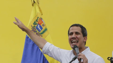 El líder opositor y autoproclamado presidente interino de Venezuela, Juan Guaidó, habla durante un evento en el centro histórico de Valencia, Venezuela, el sábado 24 de agosto de 2019. Imagen: AP