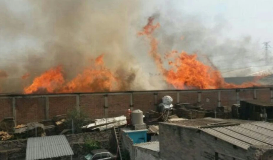 El fuego ya está controlado, pero como medida preventiva se mantiene un cordón de seguridad en tanto concluyen las labores en la zona