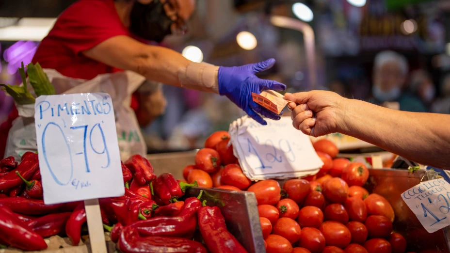 Verduras en el mercado Maravillas de Madrid, España.