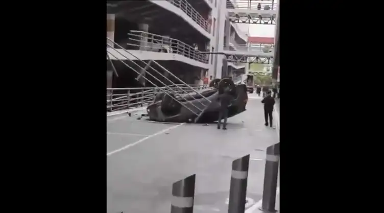 Camioneta que cayó en Galerías Coapa