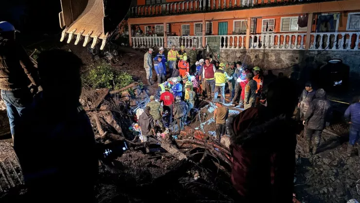 Rescatan a personas que quedaron atrapadas tras deslave de cerro en Edomex