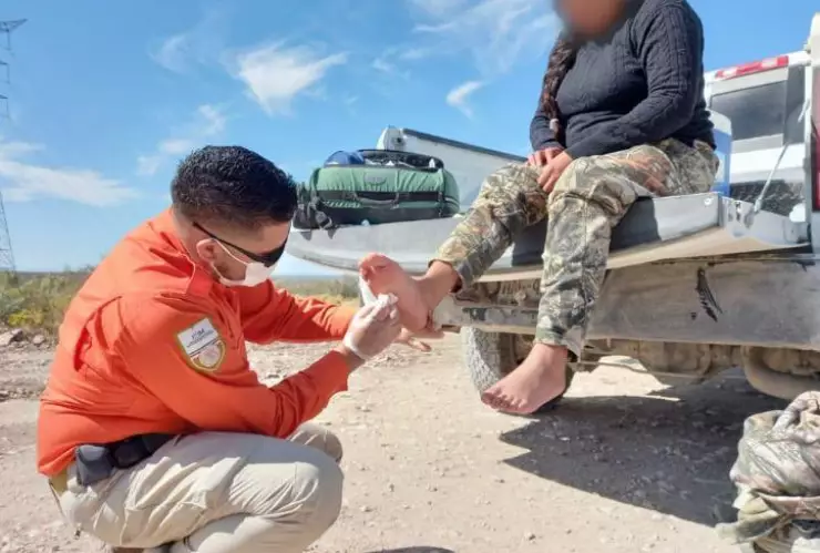 Rescatan a 16 migrantes abandonados hace 5 días en sierra de Coahuila