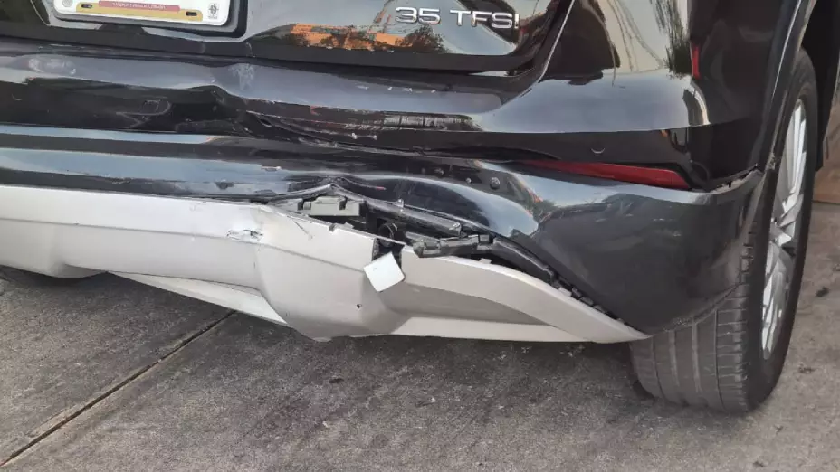 CHOQUE por alcance en Circuito Colonias, deja auto con SEVEROS daños