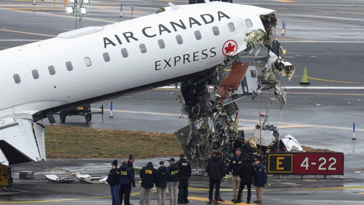 Personal de la Junta Nacional de Seguridad del Transporte (NTSB) inspecciona los restos de un avión de Air Canada Express que colisionó con un vehículo terrestre en el aeropuerto LaGuardia de Nueva York , en Queens, Nueva York, EE. UU., el 23 de marzo de 2026.