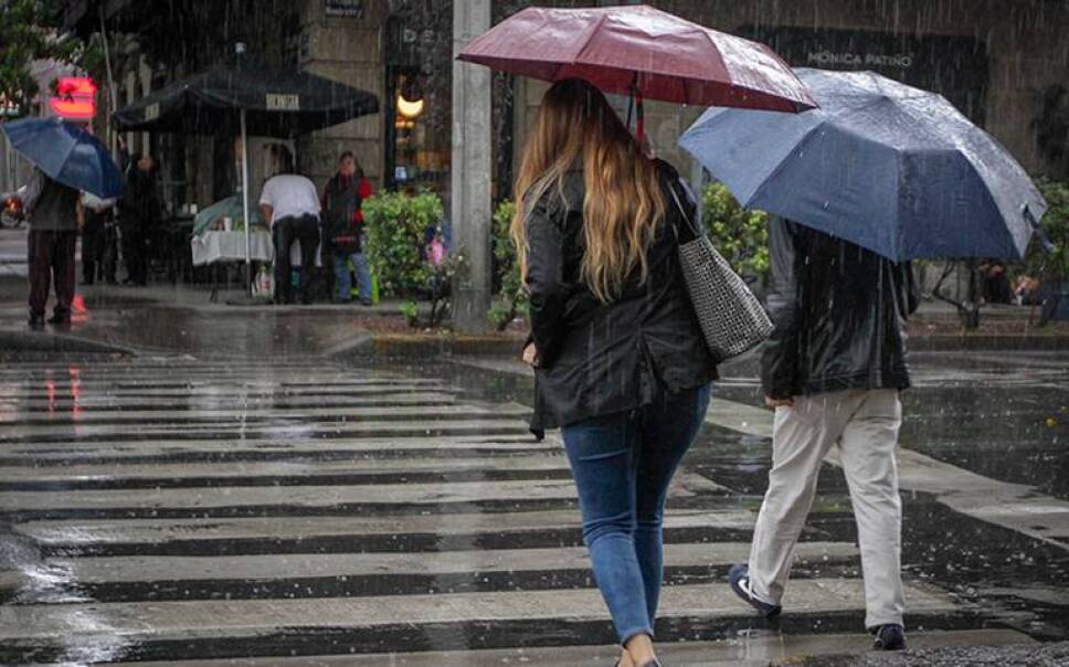 CDMX activa alerta amarilla por fortalecimiento de áreas de lluvia.