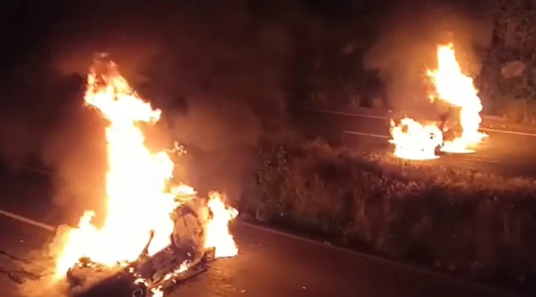 Presuntos normalistas incendian vehículos en la carretera Morelia-Pátzcuaro tras persecución por robo