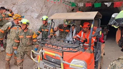 Rescatan con vida a segundo minero en la mina Santa Fe en Rosario. .jpg
