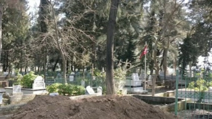 Mujer muere al caer en cripta de su esposo mientras lo visitaba en cementerio de Guadalajara. En la imagen se observa una panóramica de un cementerio con una cripta abierta.