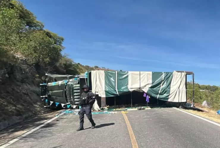 Peregrino queda atrapado tras un accidente de camión en la carretera Juquila en Oaxaca y queda captado en video