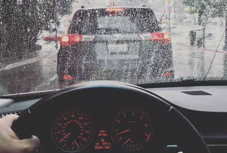hidroplaneo auto manejando con lluvia