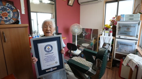 Reconocen a sus 108 años a Shitsui Hakoishi, la peluquera en activo más longeva del mundo.jpg