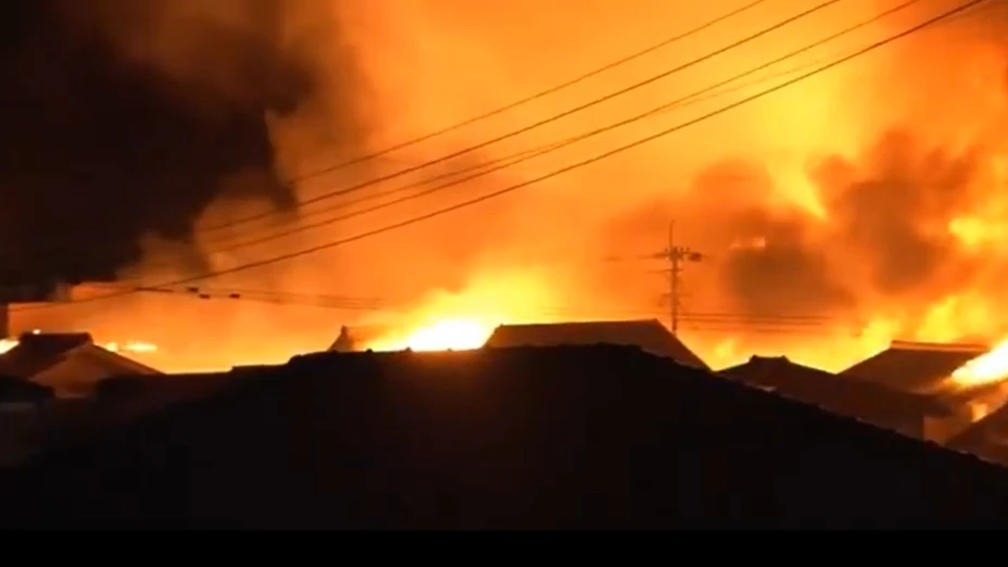 Enorme incendio devora más de 170 edificios en Japón