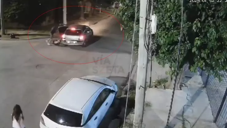 VIDEO_ Hombres roban auto con bebé a bordo y metros adelante la avientan