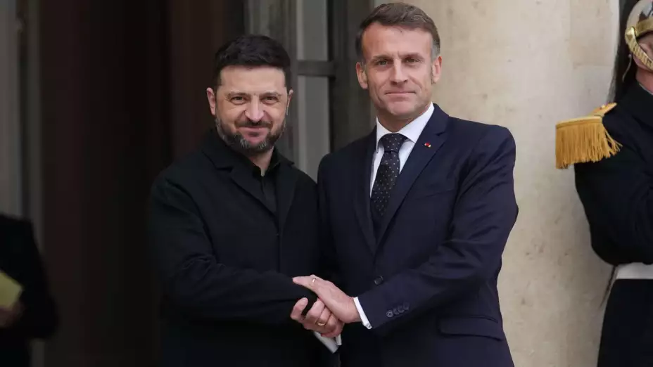 Volodymyr Zelenskyy y Emmanuel Macron se reúnen en París.
