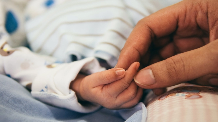 bebé nace en el baño de un hospital