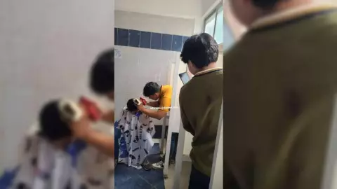 estudiante abre su barberia en baños de una universidad