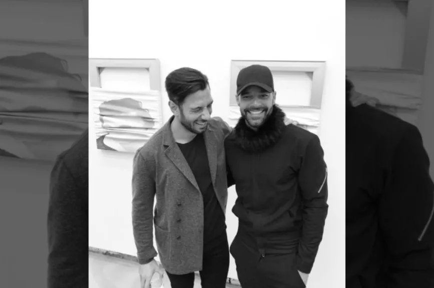 Ricky Martin y su pareja riendo.jpg