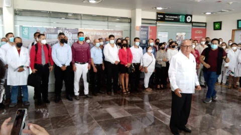 M&eacute;xico contratar&aacute; a m&aacute;s de 600 m&eacute;dicos cubanos al IMSS Bienestar