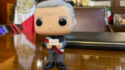 Beatriz Gutiérrez Müller presume muñeco de AMLO por 4 años de gobierno