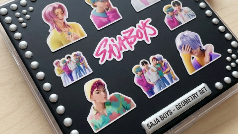 Decora un estuche rígido de los saja boys