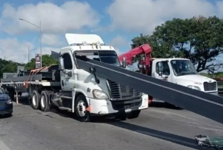 FOTO Tráiler es atravesado por un viga de metal en el periférico