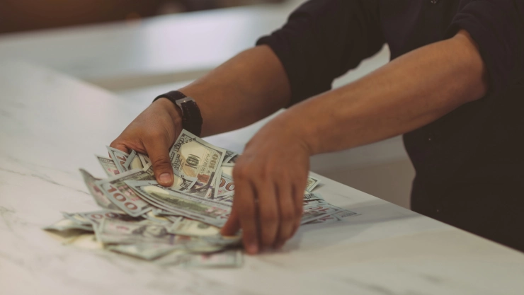 Hombre cuenta billetes