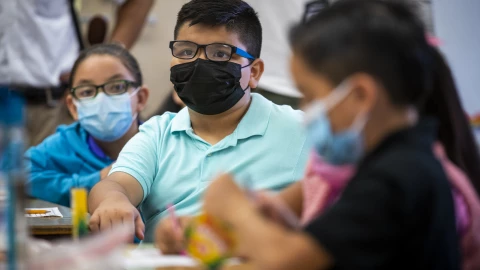 Usar cubrebocas ayuda a prevenir la propagación de COVID en escuelas