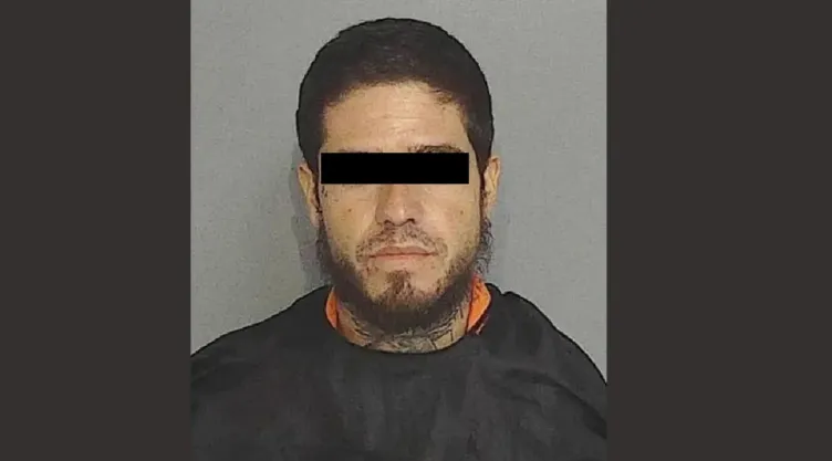 Papá acusado de tirar a su hija, de 10 años, en la carretera