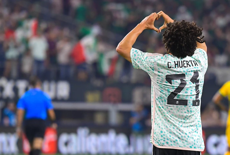 ‘Chino’ Huerta celebra un gol con Selección Mexicana