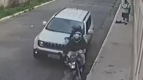 VIDEO: Camioneta embiste a dos ladrones durante asalto