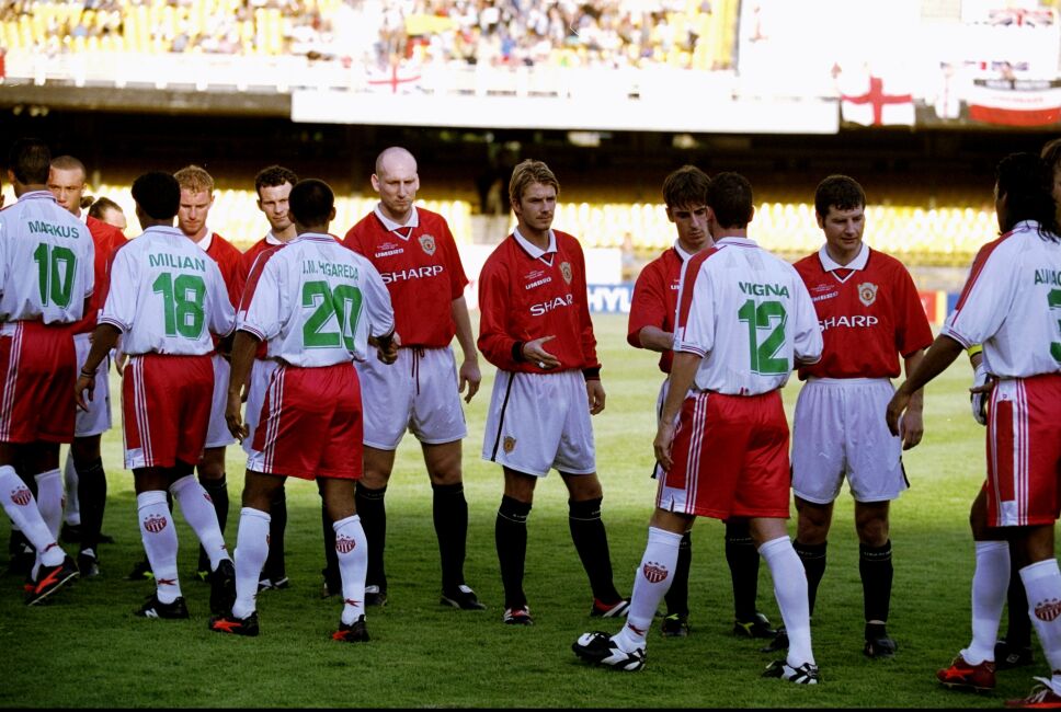 Manchester United and Necaxa shake hands