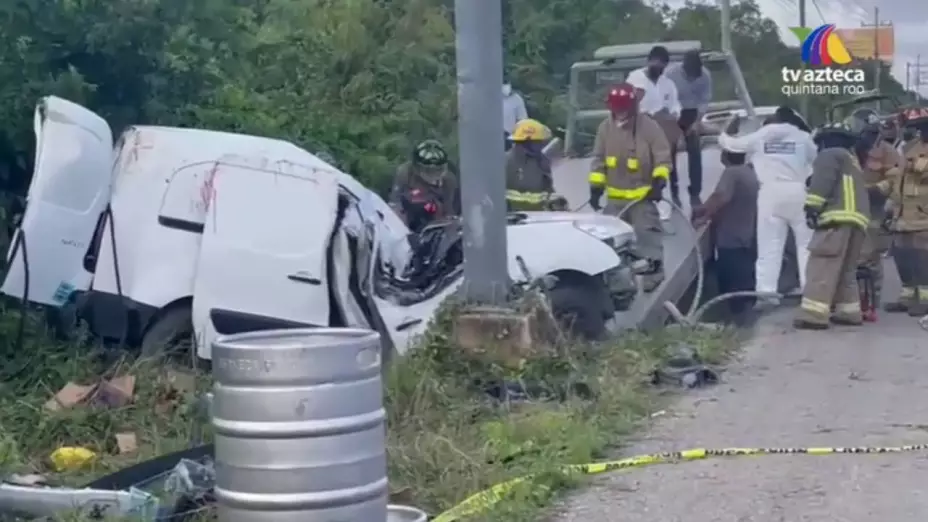 Video Intentan rescatar cuerpo de accidentado en Cancún-Puerto Morelos