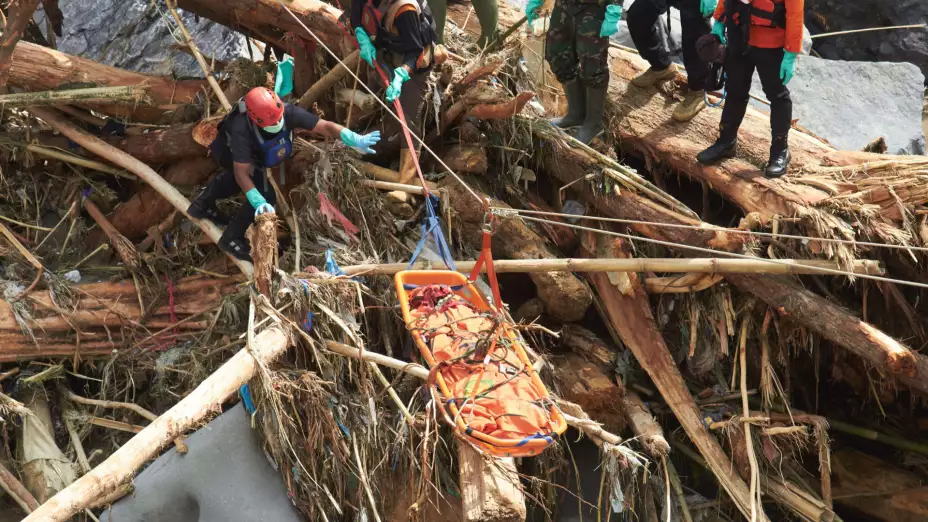 Rescatan el cuerpo de una víctima de inundaciones en Indonesia.
