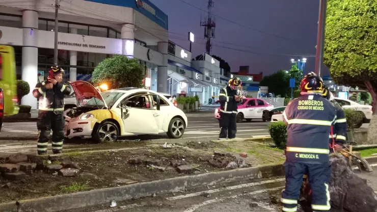 Mientras dormía: Auto derriba semáforo por exceso de velocidad en CDMX