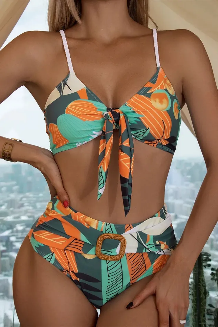 Los bikinis con escote halter y estampados llamativos aumentan el volumen en la parte superior
