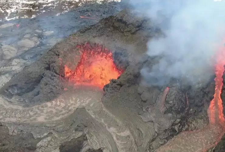 Ríos de lava recorren volcán en Islandia