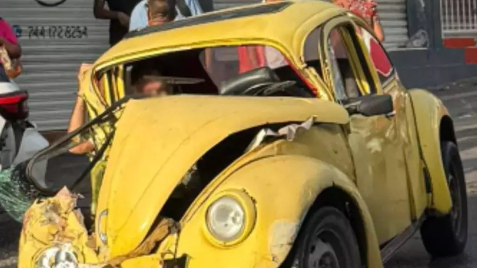 Queda prensado tras chocar con otro auto en El Coloso de Acapulco