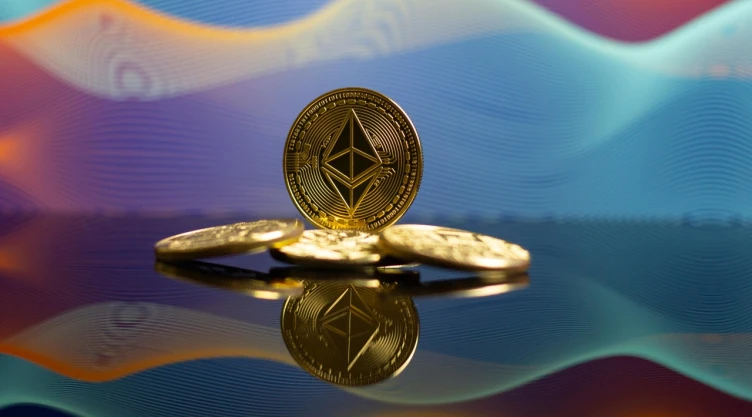 ¿Subieron su valor? Así fue el salto a Ethereum 2.0, la evolución que revolucionó las criptomonedas. En la imagen se observa una moneda dorada que hace referencia al poder de Ethereum.