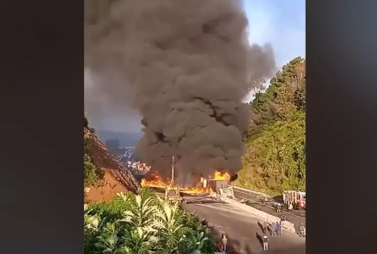 Video-autopista-siglo-xxi-incendio-de-tráiler-paraliza-la-circulación