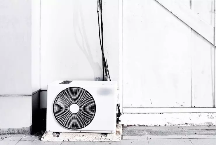 Mujer se esconde en aire acondicionado; novio la apuñala en 12 ocasiones