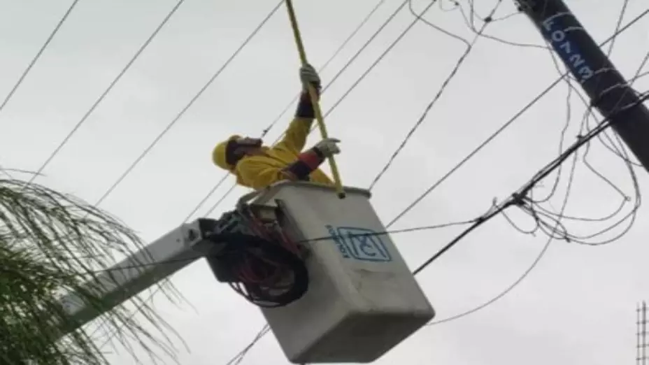 Apagón programado afectará Reynosa: Conoce la fecha, hora y zonas con corte de luz. En la imagen se observa al personal de la CFE realizando maniobras en un poste de luz.