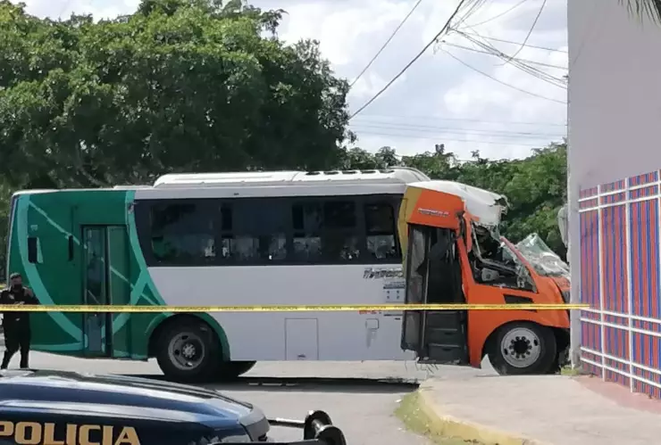 camion choca farmacia