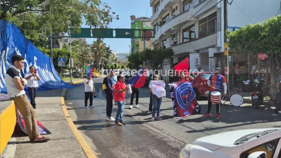 Protestan sobre avenida Lázaro Cárdenas en Chilpancingo