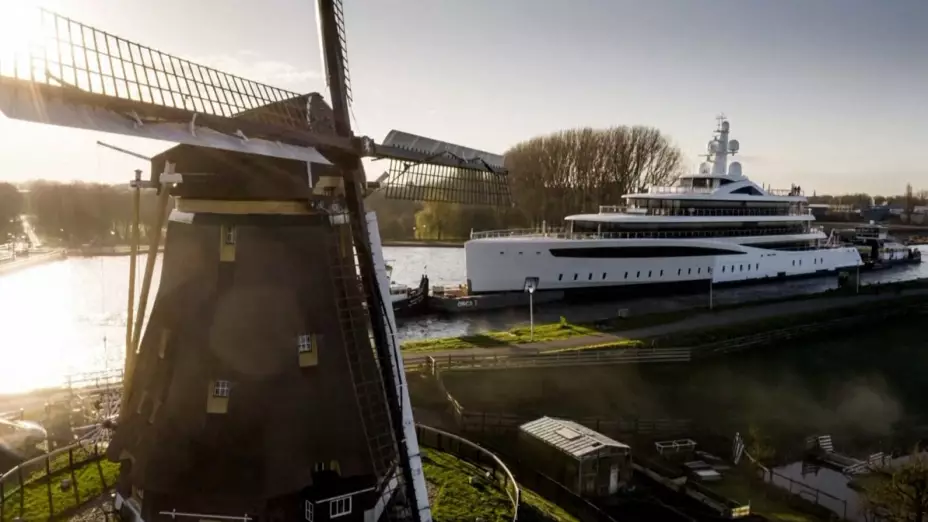 Superyate surca los canales de Holanda