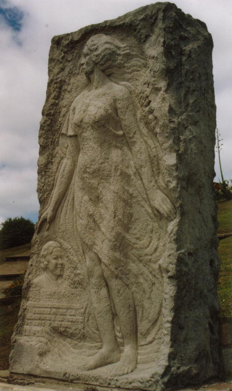 Monumento a Alfonsina Storni frente a la playa La Perla en Mar del Plata.jpg