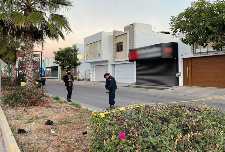 Atacan a balazos un negocio de polarizados en Espacios Barcelona, Culiacán