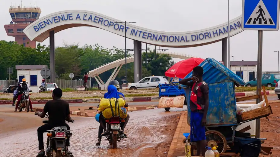 Motocicletas pasan por la entrada del aeropuerto de Niamey, Níger.