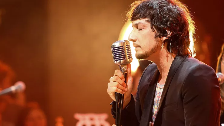 Twitter suspende cuenta de León Larregui por invitar a no vacunarse contra la COVID-19