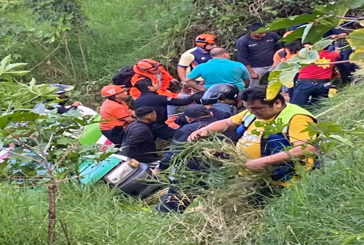 Taxi cae en barranco de Banderilla